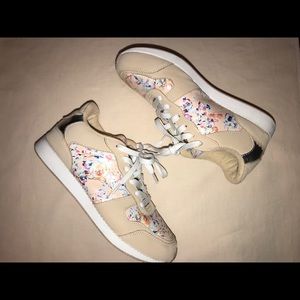 Nude floral sneakers
